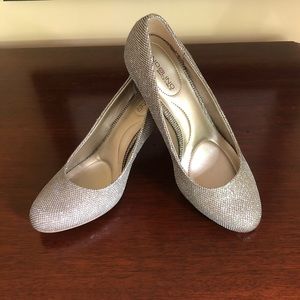 🇺🇸SALE 2/$40 NWOTGold Mesh Pumps Bandolino 👠